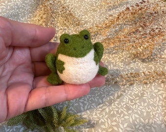 Felted Cute Frog - Needle felted animal - Felted Miniature - felted frog - frog sculpture - small frog - needle felted frog - cute frog