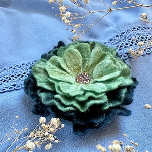 Handmade felted brooch - Flower pin - Handmade brooch - Felted flower pin  - Felted brooch - Gift for her - Felted Pin