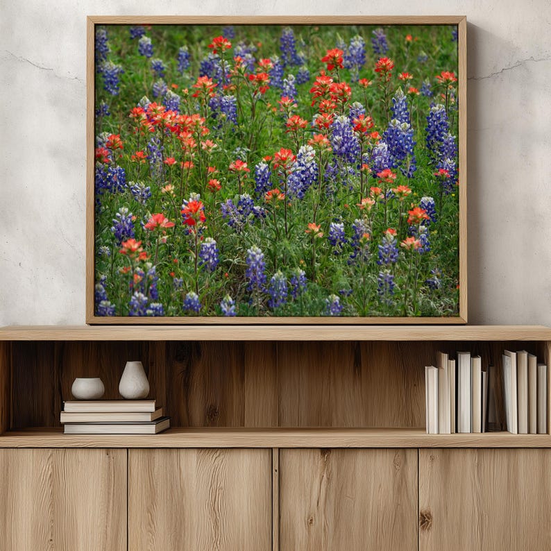 Impresión artística de lupinos de Texas y pincel indio, fotografía de campo de flores silvestres, decoración de pared de la región montañosa de Texas, lienzo o impresión en metal. imagen 2