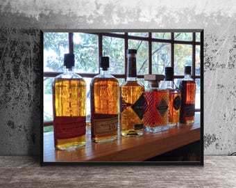 Botellas de bourbon en la sala de catas de la destilería Stitzel-Weller, arte mural masculino, decoración de bourbon, regalo de bourbon, arte de bar, arte de whisky