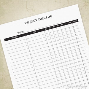 Puede incluir: Un registro de tiempo de proyecto imprimible en blanco y negro con columnas para proyecto, tarea, domingo, lunes, martes, miércoles, jueves, viernes, sábado y total.