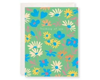 Könnte beinhalten: Eine grüne Karte mit einem Blumenmuster in Blautönen, Gelb, Rosa und Weiß. Der Text "Thinking of you" ist in Weiß auf die Karte gedruckt.