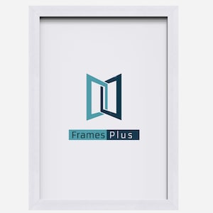 Op de afbeelding: Witte fotolijst met een eenvoudig, modern ontwerp. De lijst heeft een witte passe-partout en een witte rand. De lijst is gemaakt van hout en heeft een gladde afwerking. De lijst is leeg en klaar om te worden gevuld met een foto of kunstwerk. De tekst "Frames Plus" is gedrukt op de onderkant van de lijst.