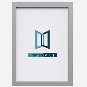 Op de afbeelding: Een zilveren fotolijst met een witte passe-partout en een logo met de tekst "Frames Plus".