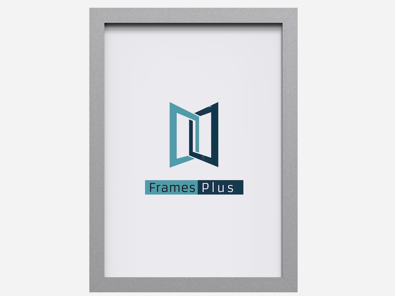 Op de afbeelding: Een zilveren fotolijst met een witte passe-partout en een logo met de tekst "Frames Plus".