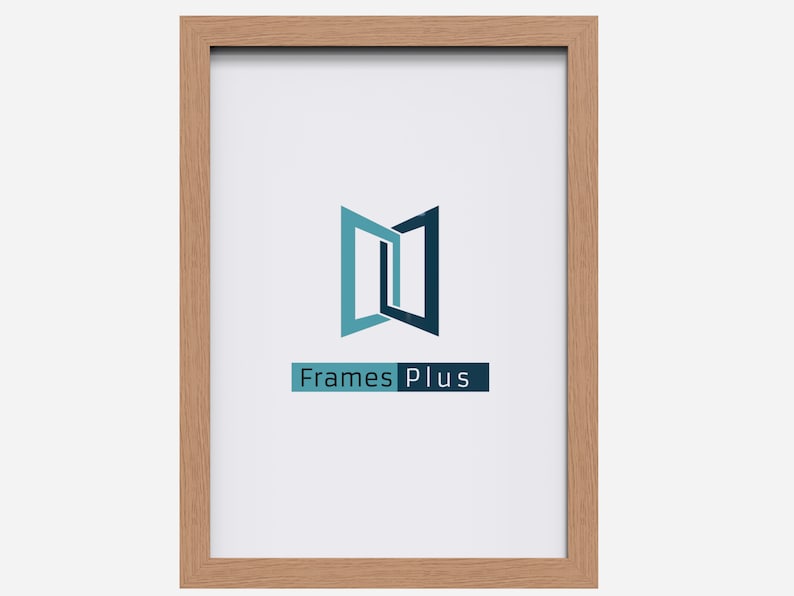 Op de afbeelding: Een natuurlijke houten fotolijst met een lichtbruine afwerking. De lijst heeft een eenvoudig ontwerp en is perfect om foto's, kunstwerken of andere items te presenteren. De lijst is gemaakt van hoogwaardig hout en is gebouwd om lang mee te gaan. De lijst is verkrijgbaar in verschillende maten om aan uw behoeften te voldoen.