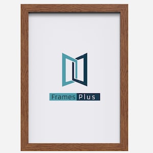 Op de afbeelding: Een bruin houten fotolijst met een witte passe-partout en een logo voor Frames Plus.