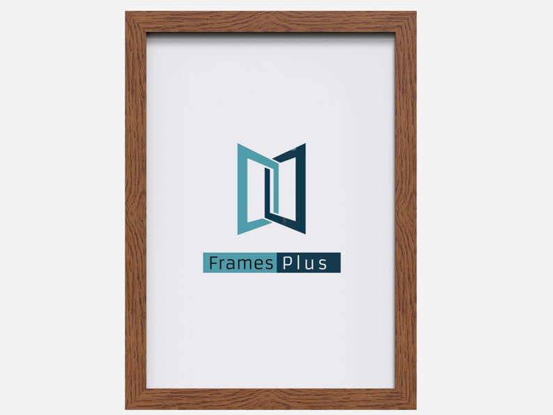 Op de afbeelding: Een bruin houten fotolijst met een witte passe-partout en een logo voor Frames Plus.