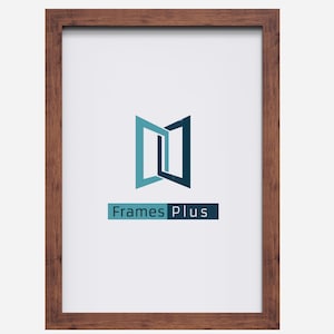 Op de afbeelding: Een bruin houten fotolijst met een witte passe-partout en een logo voor Frames Plus in het midden. Het logo is een gestileerde afbeelding van twee overlappende ramen.