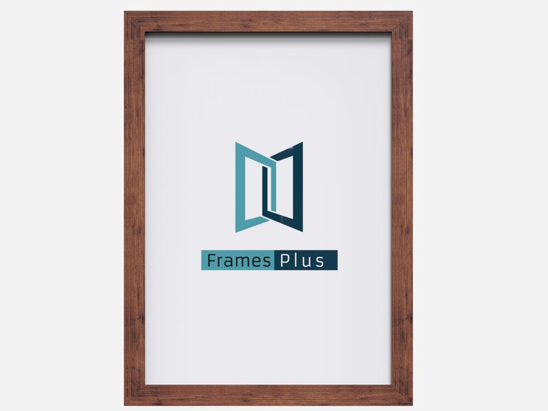 Op de afbeelding: Een bruin houten fotolijst met een witte passe-partout en een logo voor Frames Plus in het midden. Het logo is een gestileerde afbeelding van twee overlappende ramen.