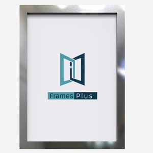 Op de afbeelding: Een zilveren fotolijst met een witte passe-partout en een logo voor Frames Plus. Het logo is een gestileerde afbeelding van twee deuren die opengaan.