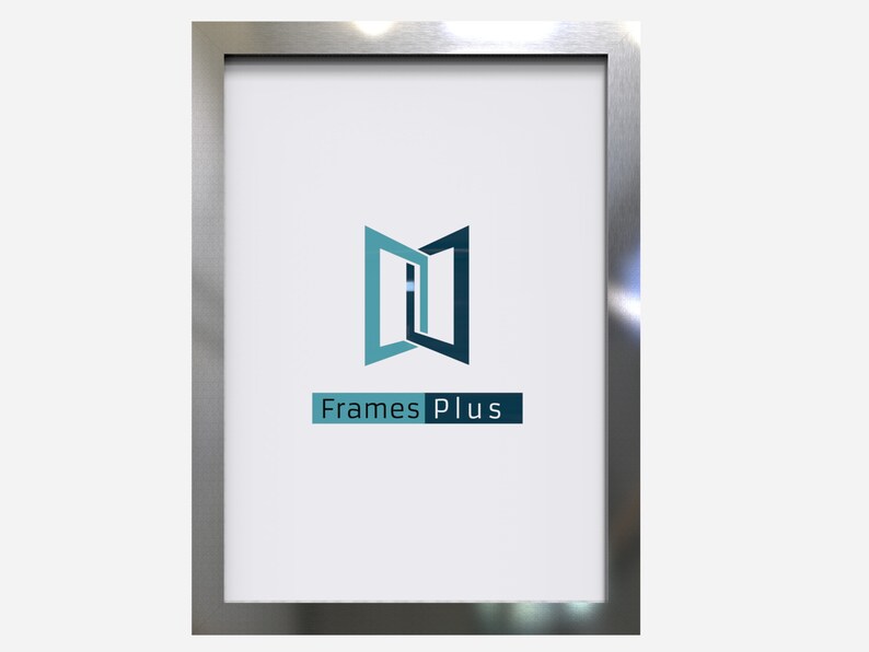 Op de afbeelding: Een zilveren fotolijst met een witte passe-partout en een logo voor Frames Plus. Het logo is een gestileerde afbeelding van twee deuren die opengaan.
