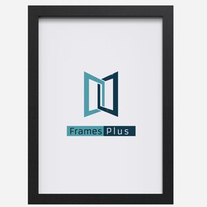 Op de afbeelding: Zwarte fotolijst met een witte passe-partout en een logo met de tekst "Frames Plus".
