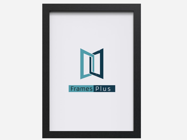 Op de afbeelding: Zwarte fotolijst met een witte passe-partout en een logo met de tekst "Frames Plus".