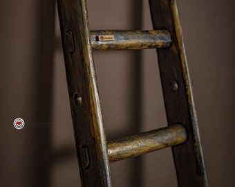 Wood ladder with "Old Factory" finishing (Sign of Ageing)