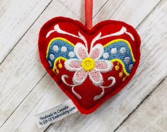 Heart holiday ornament - Personalized felt embroidered decoration - Family ornament - Mothers day gift