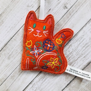 Orange Cat Ornament - Embroidered felt decoration - Holiday decor - Personalized gift - Gift for cat lover - Birthday gift - Christmas gift