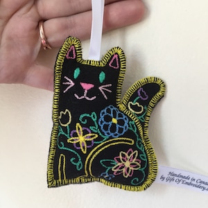 Black Cat Ornament - Felt stuffed decoration - Personalized gift - Gift for cats lovers  - Halloween decor - Christmas gift