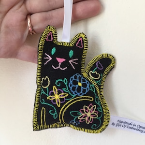 Black Cat Ornament - Felt stuffed decoration - Personalized gift - Gift for cats lovers  - Halloween decor - Mothers day gift