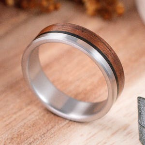 Bague en bois inspirée par la nature - Alliance rustique en titane avec bois d'étimoe.