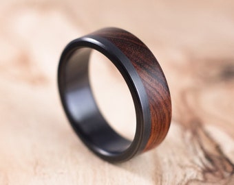 Vuurzwarte titanium ring en Mopane-hout. Trouwring, verlovingsring.