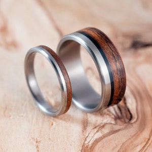 Couple titanium and Mongoy wood wedding ring. Couple engagement ring. Wedding ring set. Titanium alliances.