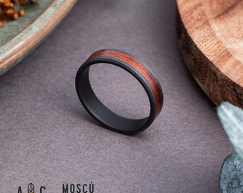 MOSKAU Ring aus feuergeschwärztem Titan und Palo Santo-Holz. Ehering, Verlobungsring.