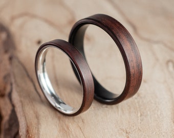Pair of wedding rings and Rosewood wood, silver and fire-blackened titanium. Wedding ring, engagement ring.