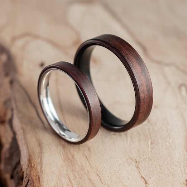 Pair of wedding rings and Rosewood wood, silver and fire-blackened titanium. Wedding ring, engagement ring.