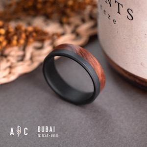 DUBAI Vuurzwarte titanium ring en Mopane-hout. Trouwring, verlovingsring.