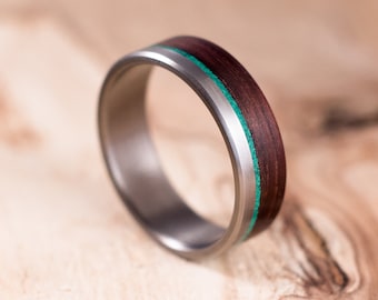 Bague en titane brossé et bois Palo Santo avec doublure en malachite. Bague de mariage, bague de fiançailles.