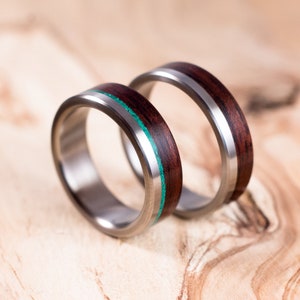 Pair of alliances and rosewood and titanium wood. Wedding ring, engagement ring. Set of alliances. Titanium alliances.