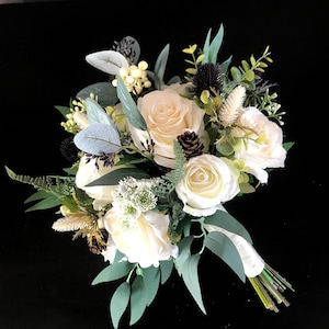 Winterlicher Brautstrauß, cremefarbene Rosen, Tannenzapfen, künstliche Blumen