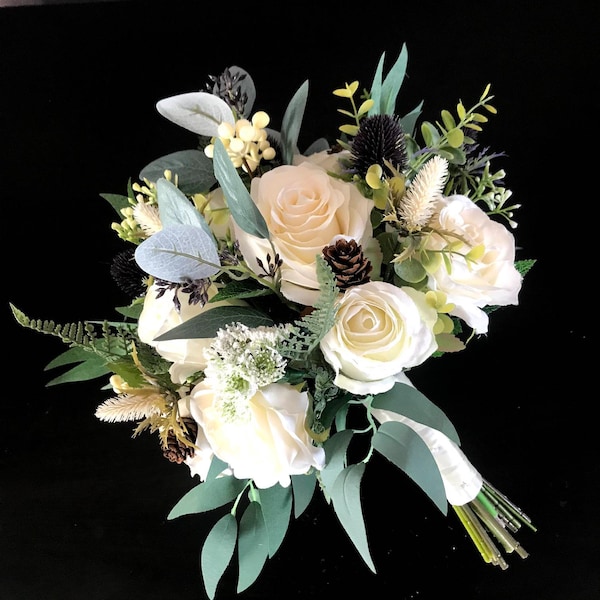 Winter Brautstrauß, Creme/weiße Rosen Hochzeit Blumen, Tannenzapfen und Beeren künstliche Brautstrauß, Winterhochzeit Kunstblumen