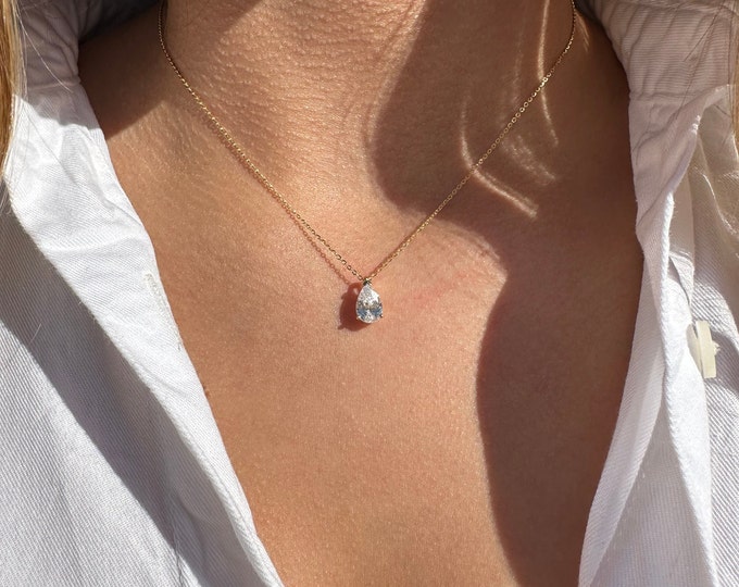 Riley Teardrop Pendant Necklace