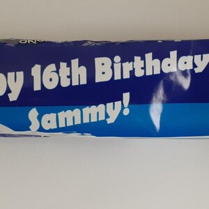 Puede incluir: Un paquete de galletas Oreo azul y blanco con el texto "Happy 16th Birthday Sammy!" impreso en él.