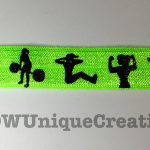 Puede incluir: Una diadema el&aacute;stica verde con siluetas negras de personas haciendo diferentes ejercicios, incluyendo flexiones, levantamiento de pesas, abdominales, b&iacute;ceps y sentadillas. El texto "WOW Unique Creations" est&aacute; impreso debajo de las siluetas.