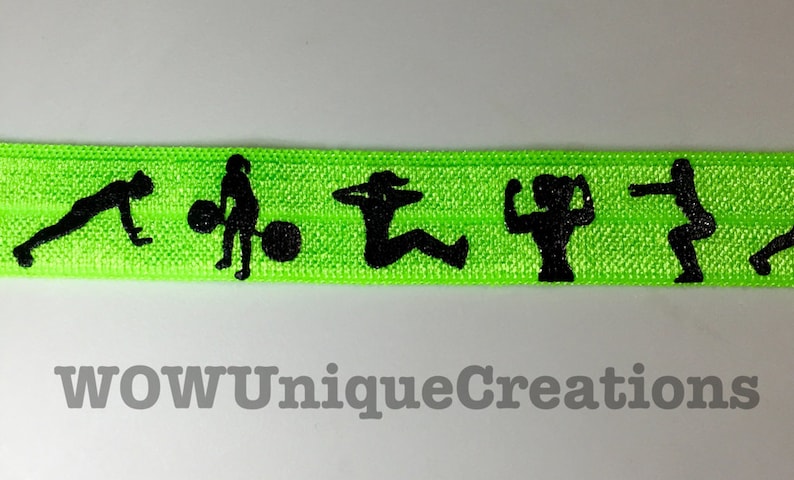 Puede incluir: Una diadema el&aacute;stica verde con siluetas negras de personas haciendo diferentes ejercicios, incluyendo flexiones, levantamiento de pesas, abdominales, b&iacute;ceps y sentadillas. El texto "WOW Unique Creations" est&aacute; impreso debajo de las siluetas.