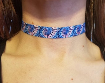 Tie dye choker necklace blue and pink, 90s fashion, hippie fashion, tie dye shirts
