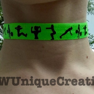 Puede incluir: Un collar gargantilla de color verde ne&oacute;n con siluetas negras de personas haciendo ejercicio. El collar tiene el texto "WOW Unique Creations" en la parte inferior.