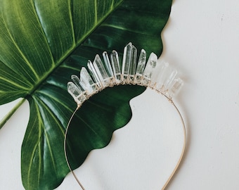 Förtrollad Halo-krona | brudtiara med naturlig kvarts handfäste till ett minimalistiskt metallband