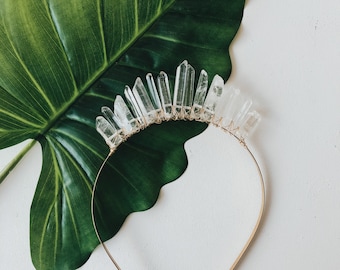 Couronne halo enchantée | Tiare nuptial en cristal brut naturel |  Accessoires de mariage en quartz blanc et or faits à la main | Fantaisiste et élégant