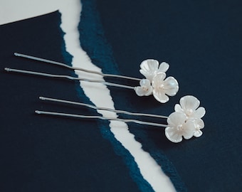 Ivory Flower Cluster Hair Pins (Set of 2) | bridal floral hair pins with pearlescent flowers and freshwater pearls