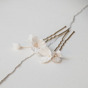 Weiße Tonblumen-Haarnadeln mit Perle (2er-Set)