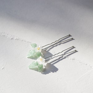 Daisy Hair Pins Set of 2 sweet, whimsical garden inspired wildflower bridal hair pins 画像 1