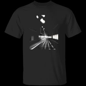Pode incluir: Uma t-shirt preta de manga curta com uma impress&atilde;o gr&aacute;fica quadrada a preto e branco centrada, representando uma rua da cidade deserta &agrave; noite. A imagem mostra uma estrada com marca&ccedil;&otilde;es de faixa, montras iluminadas e candeeiros.