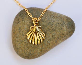 gold shell necklace, seashell necklace, gold shell, dainty necklace, seashell jewelry, surf, ocaen, Camino de Santiago, shell of saint james