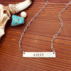 Colar de barra de nome ocidental | Colar personalizado com carimbo à mão | minimalista | joias que não mancham | presente de joias personalizado | cowgirl boho
