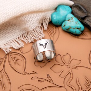 Anillo Longhorn estampado a mano / Joyería rústica del oeste