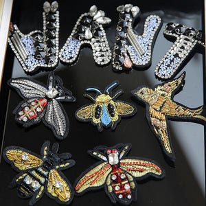 Cristal abalorios abeja apliques cuentas perlas quieren letras cosido en parche de tela DIY accesorios de ropa tela decorativa Venta